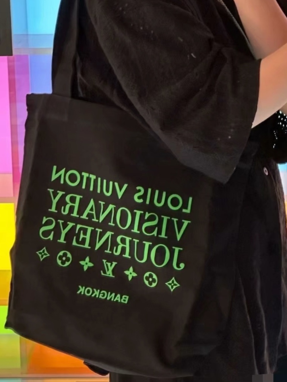 L V Gift Tote - Picture 3 of 5